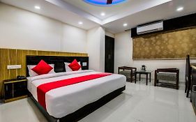 Oyo 18542 Petals Inn